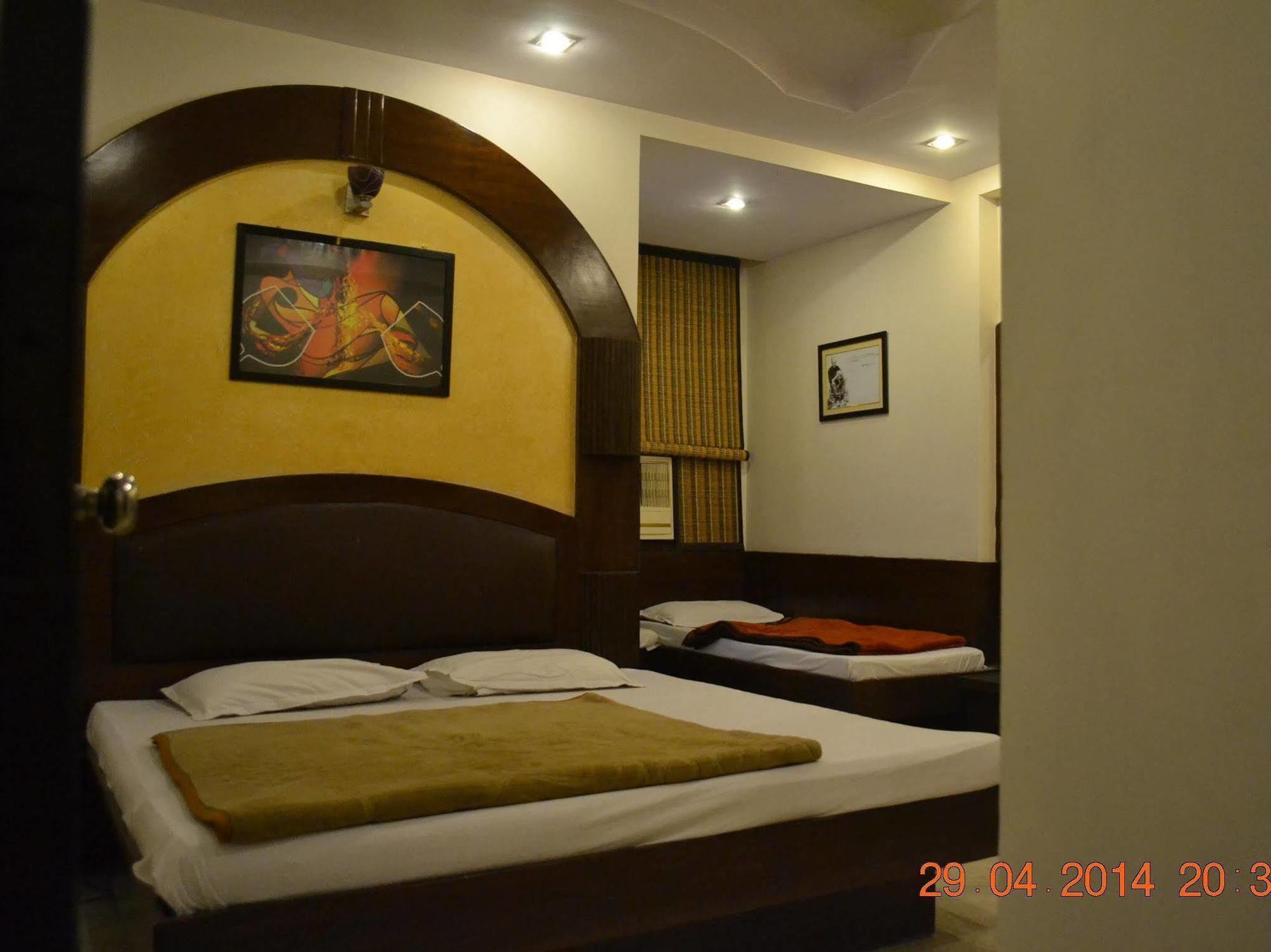 Spot Inn Hostel New Delhi Exteriör bild